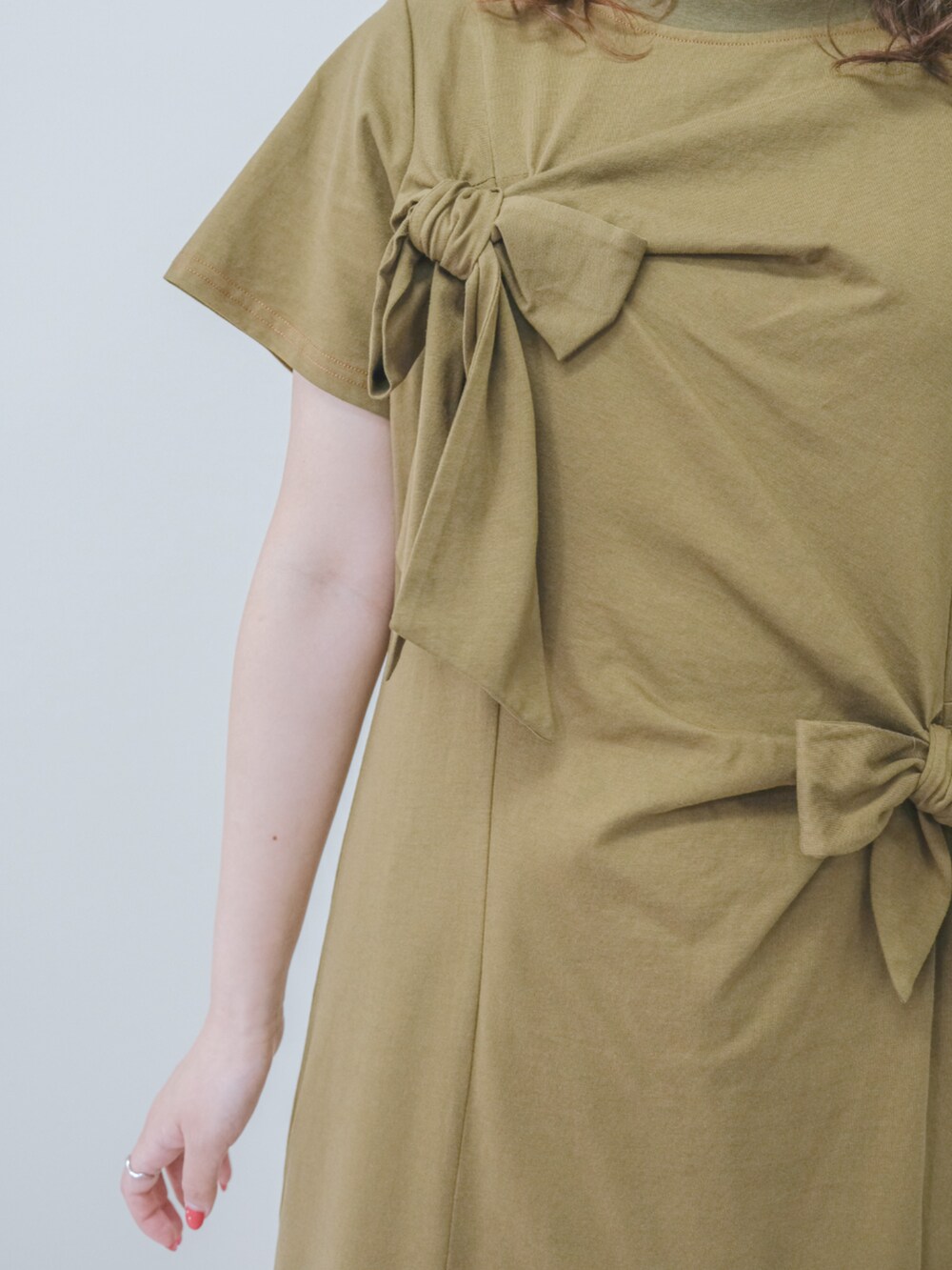 グリーン系のワンピース、ホワイト系のその他パンツを着用したレディースの夏コーディネートの3枚目の写真