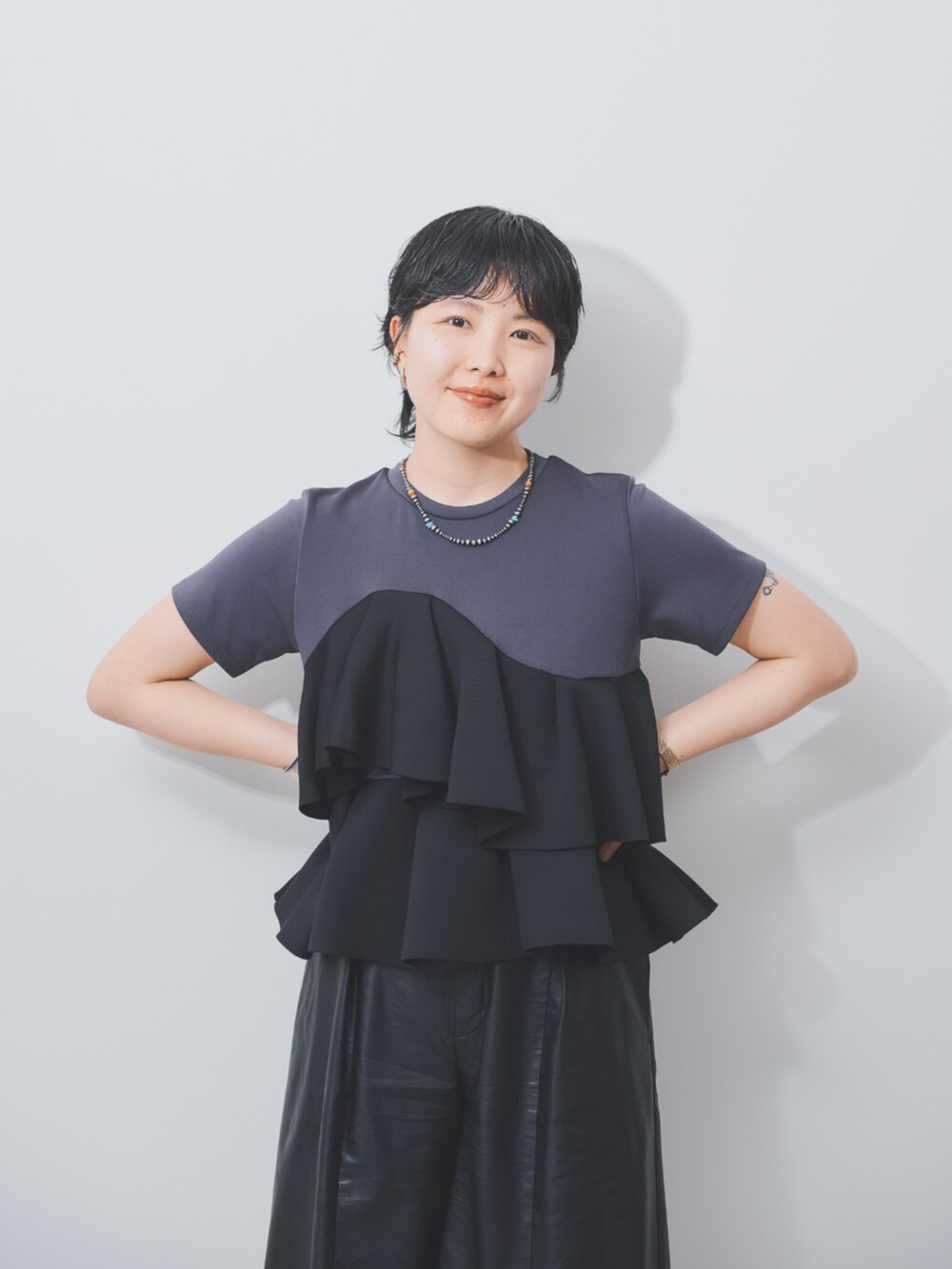 グレー系のTシャツ/カットソーを着用したレディースの夏コーディネートの2枚目の写真