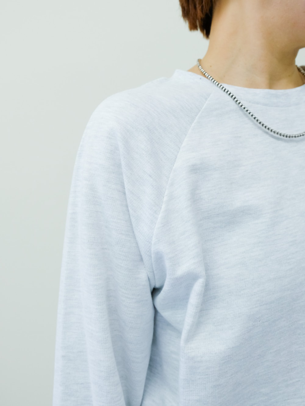 ホワイト系のTシャツ/カットソーを着用したレディースの秋コーディネートの4枚目の写真