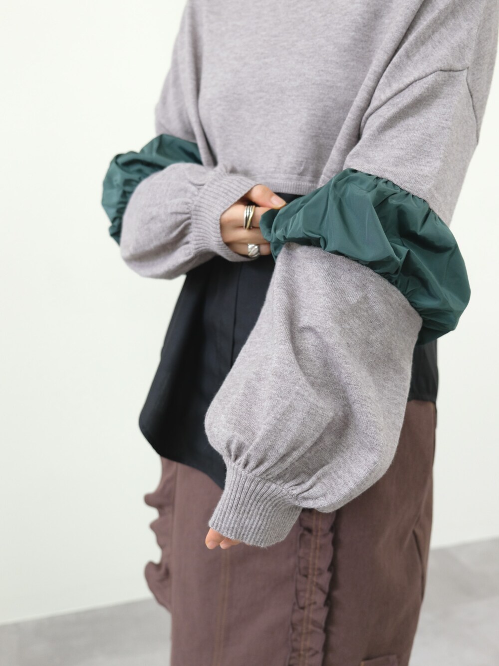 ブラウン系のニット/セーター、ブラウン系のスカートを着用したレディースの秋コーディネートの4枚目の写真