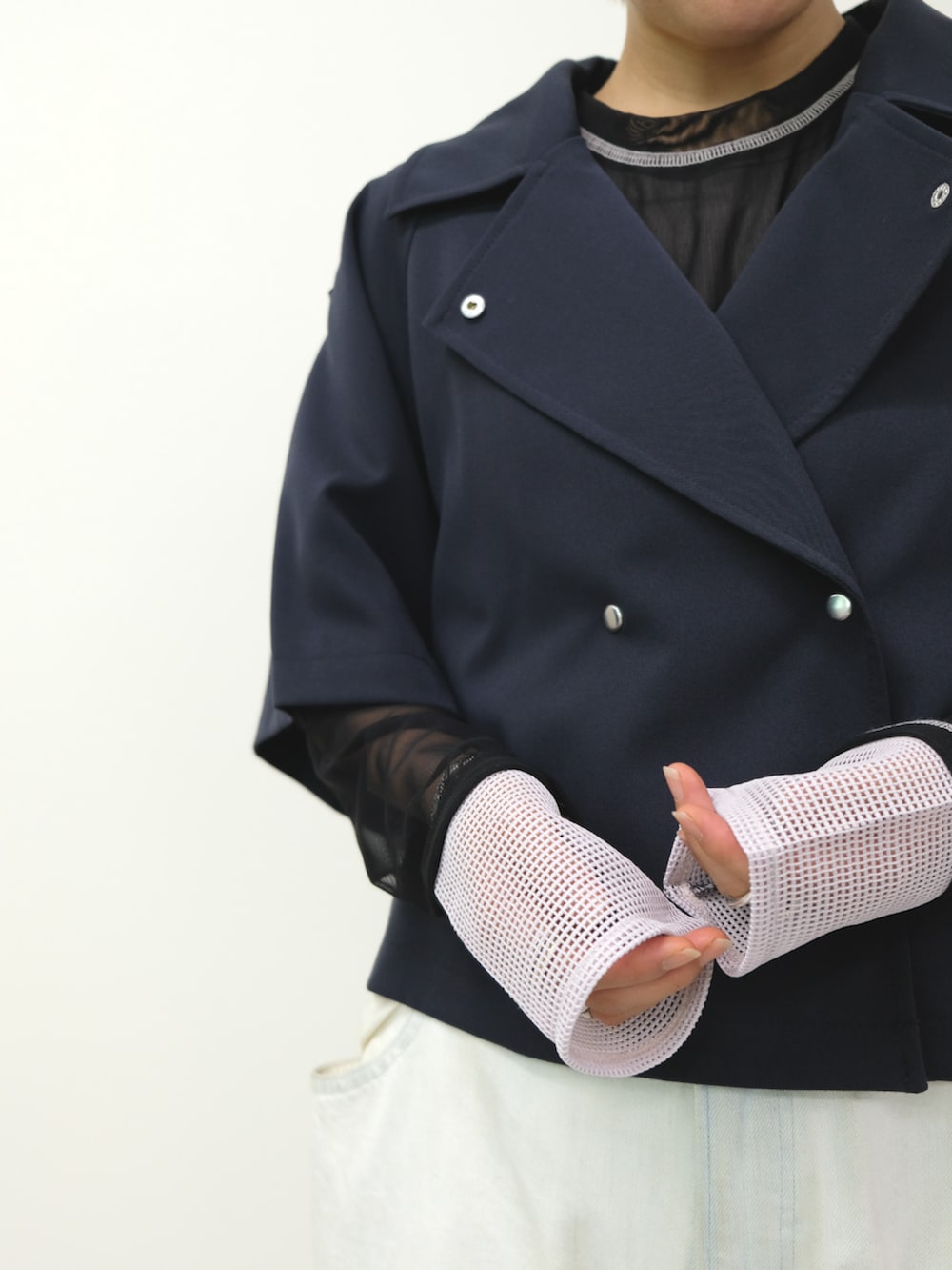 ブルー系のその他アウター、ブラック系のTシャツ/カットソーを着用したレディースの秋コーディネートの3枚目の写真