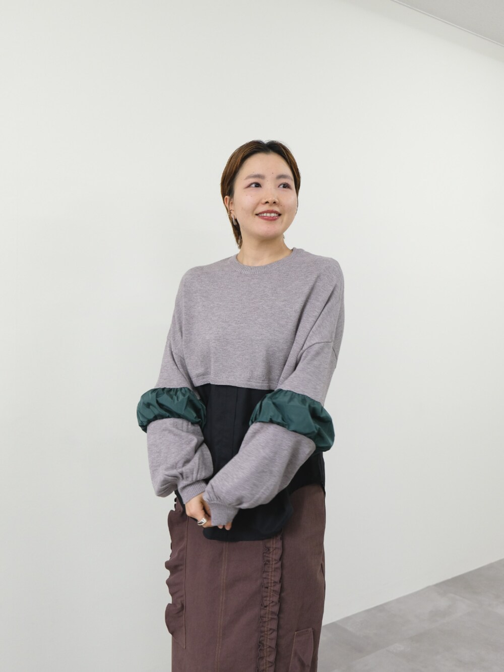 ブラウン系のニット/セーター、ブラウン系のスカートを着用したレディースの秋コーディネートの3枚目の写真