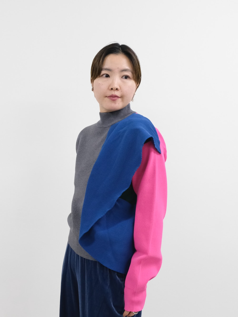 グレー系のニット/セーター、ブルー系のその他パンツを着用したレディースの冬コーディネートの3枚目の写真