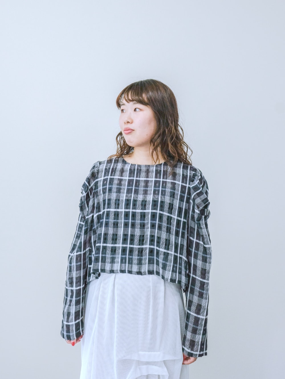 ブルー系のシャツ/ブラウス、ホワイト系のスカートを着用したレディースの夏コーディネートの2枚目の写真