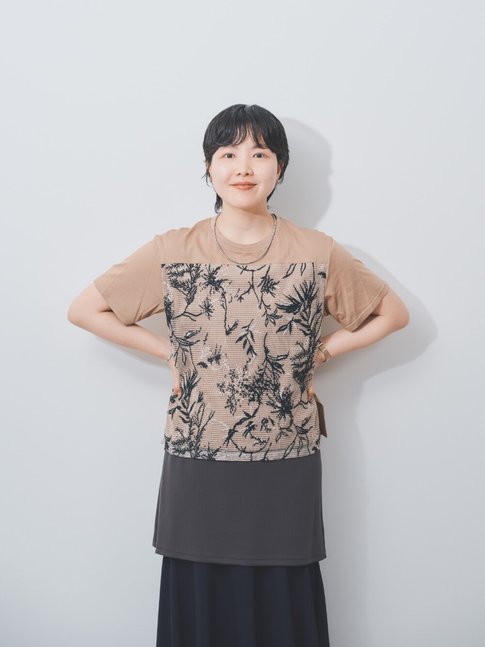 ベージュ系のTシャツ/カットソーを着用したレディースの夏コーディネートの2枚目の写真