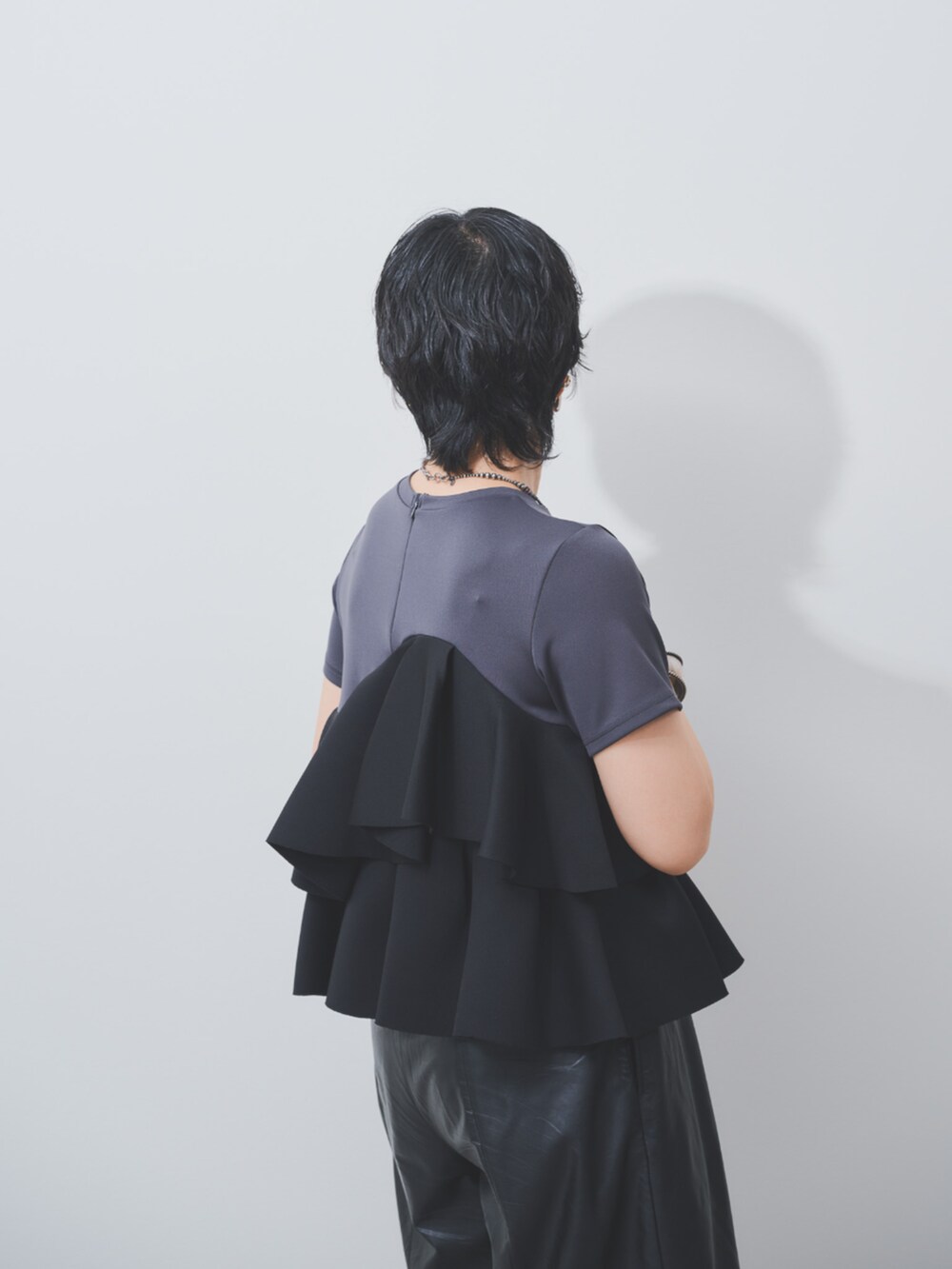 グレー系のTシャツ/カットソーを着用したレディースの夏コーディネートの3枚目の写真