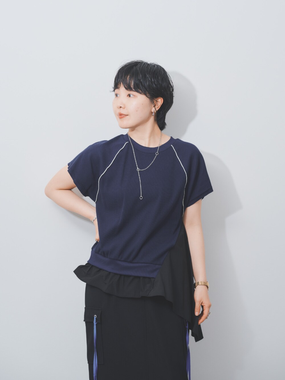 ブルー系のTシャツ/カットソー、ブラック系のスカートを着用したレディースの夏コーディネートの2枚目の写真