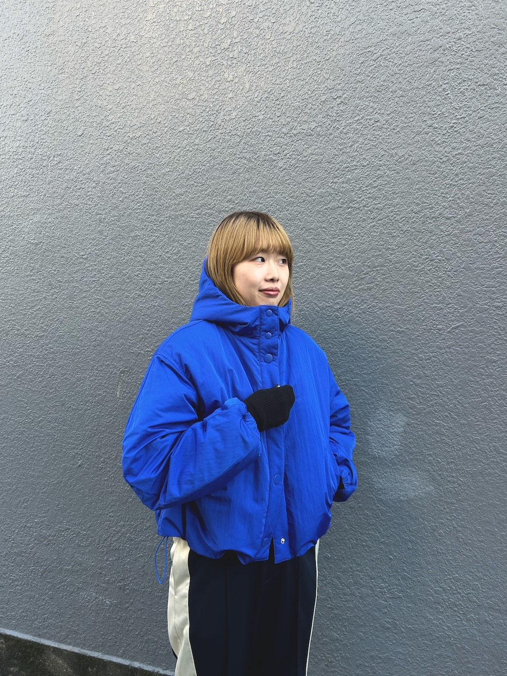 ブルー系のナイロンジャケット、ブラック系のニット/セーター、ブルー系のその他パンツを着用したレディースの秋コーディネートの3枚目の写真