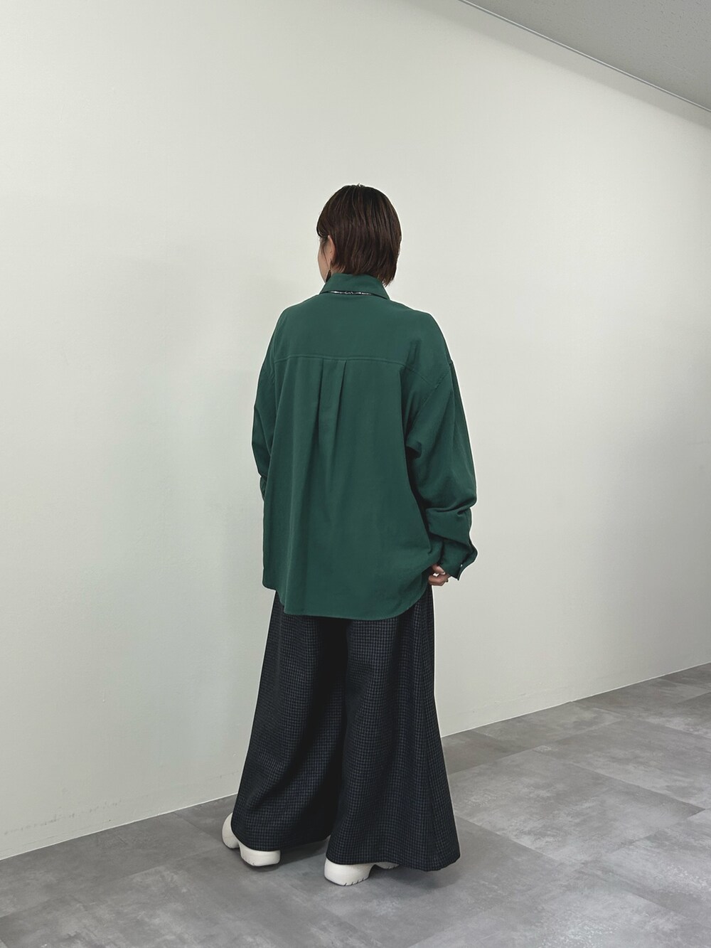 グリーン系のシャツ/ブラウス、グレー系のスラックスを着用したレディースの秋コーディネートの5枚目の写真