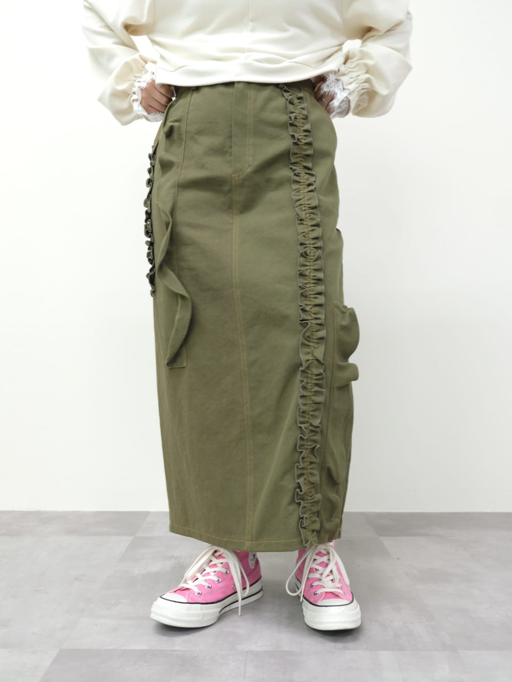 ホワイト系のジャージ、グリーン系のスカートを着用したレディースの秋コーディネートの4枚目の写真