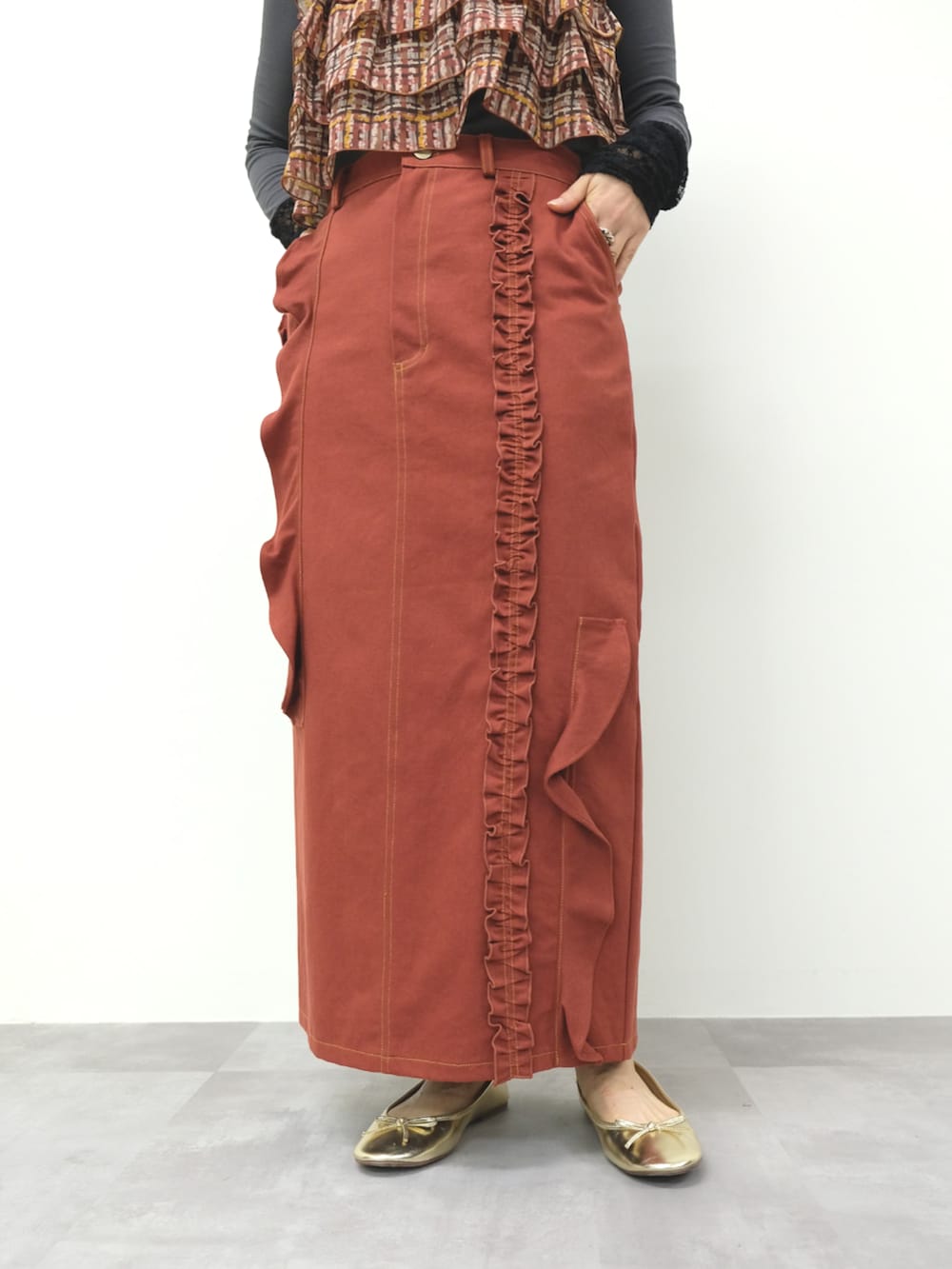 グレー系のTシャツ/カットソー、ブラウン系のその他トップス、レッド系のスカートを着用したレディースの秋コーディネートの3枚目の写真