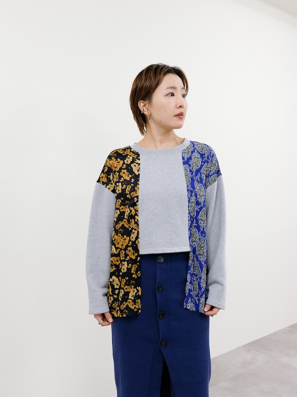 グレー系のスウェット、ブルー系のその他パンツを着用したレディースの冬コーディネートの2枚目の写真