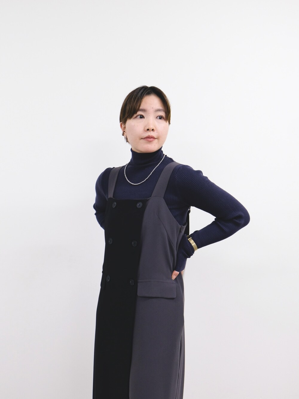 グレー系のカーディガン/ボレロ、ブルー系のニット/セーター、グレー系のつなぎ/オールインワンを着用したレディースの冬コーディネートの3枚目の写真