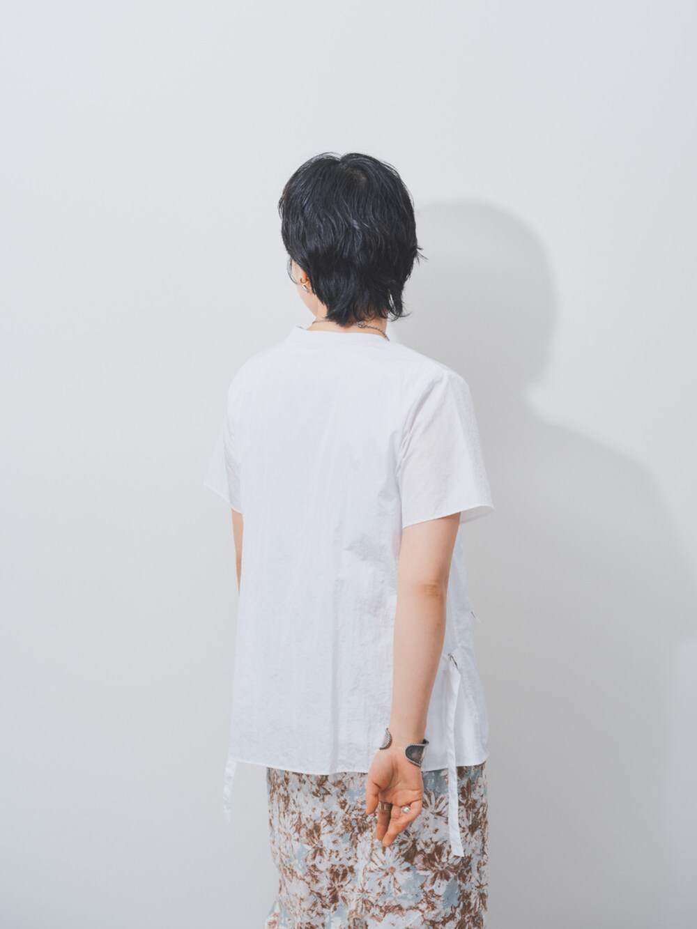 ホワイト系のシャツ/ブラウスを着用したレディースの夏コーディネートの3枚目の写真