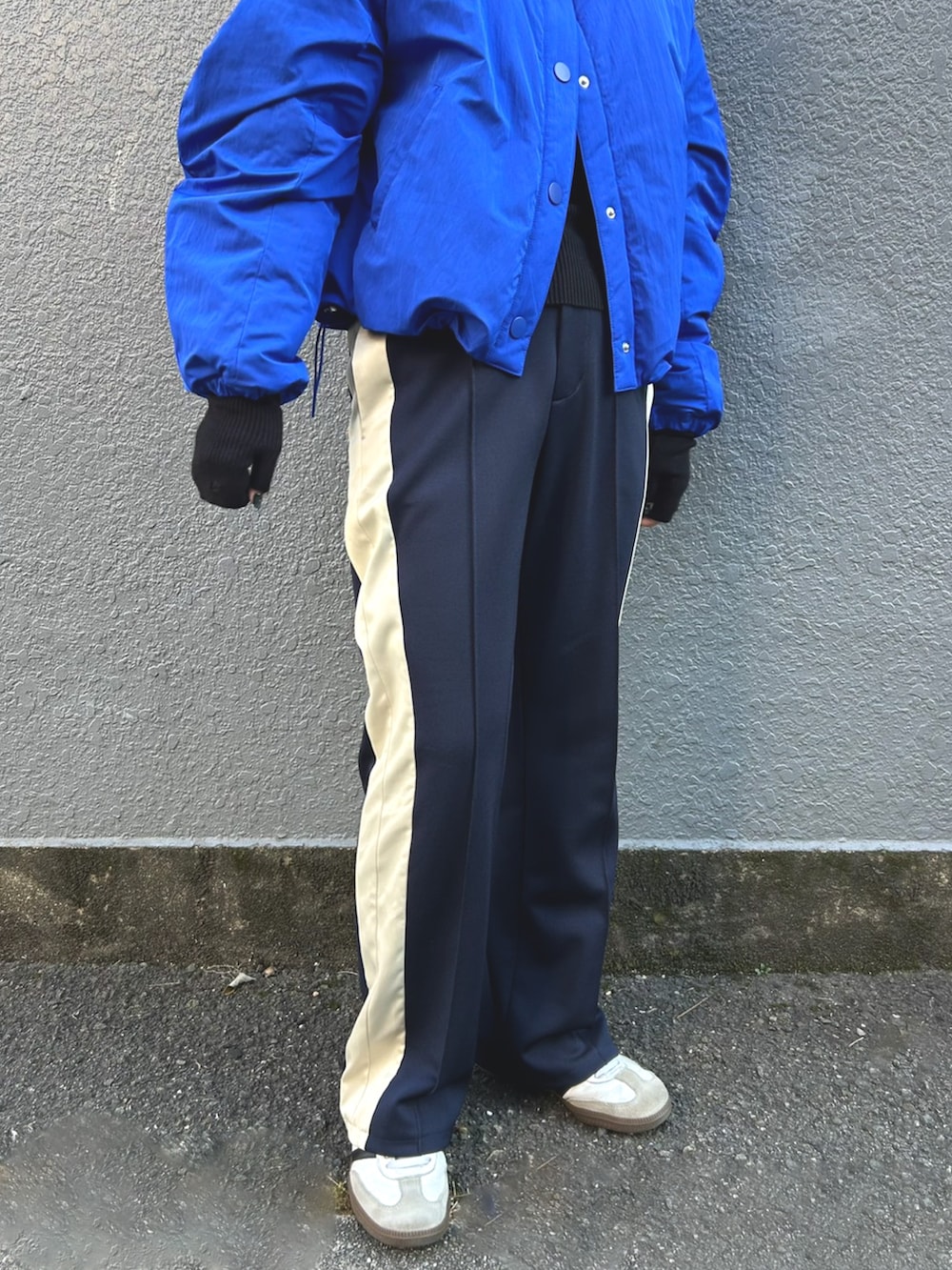 ブルー系のナイロンジャケット、ブラック系のニット/セーター、ブルー系のその他パンツを着用したレディースの秋コーディネートの5枚目の写真