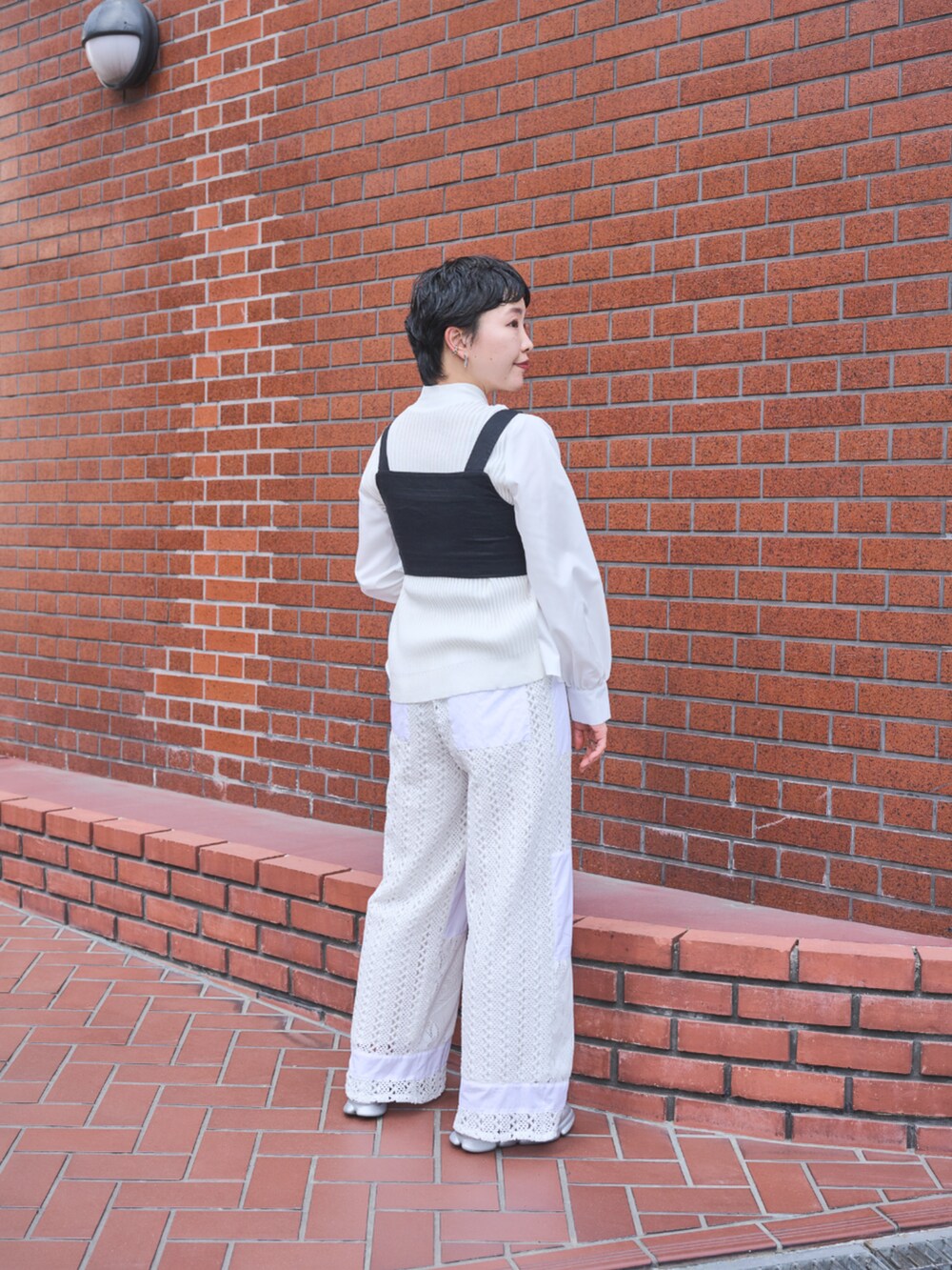 ホワイト系のシャツ/ブラウスを着用したレディースの春コーディネートの2枚目の写真