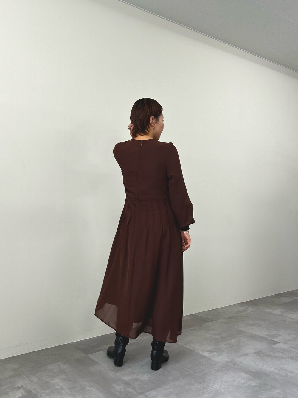 ブルー系のミリタリージャケット、ブラウン系のワンピースを着用したレディースの秋コーディネートの6枚目の写真