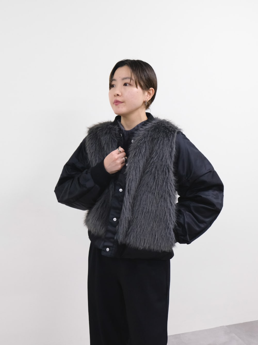 グレー系のニット/セーター、ブラック系のその他パンツ、ブラック系のダウンジャケット/コートを着用したレディースの冬コーディネートの4枚目の写真