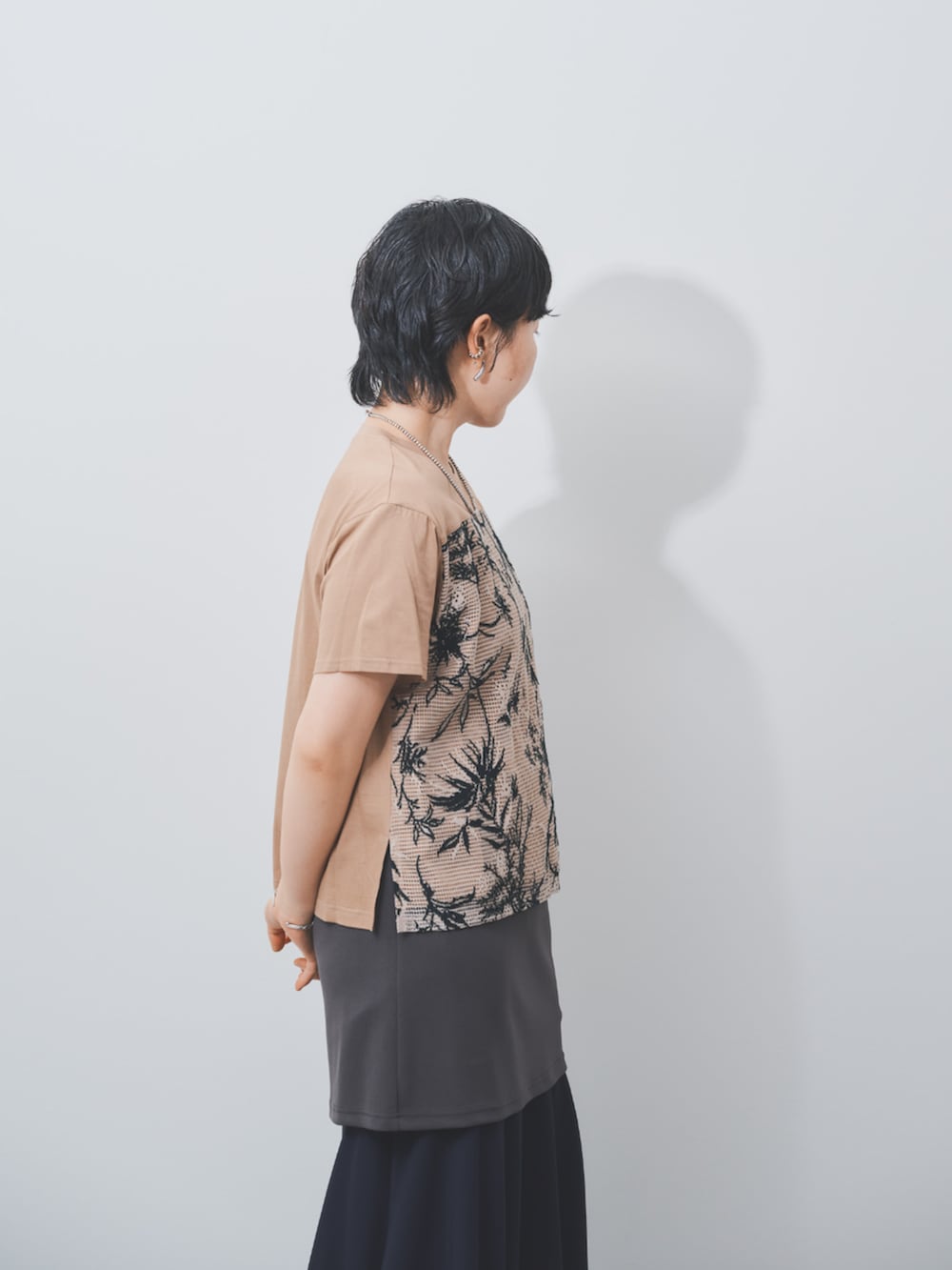 ベージュ系のTシャツ/カットソーを着用したレディースの夏コーディネートの3枚目の写真