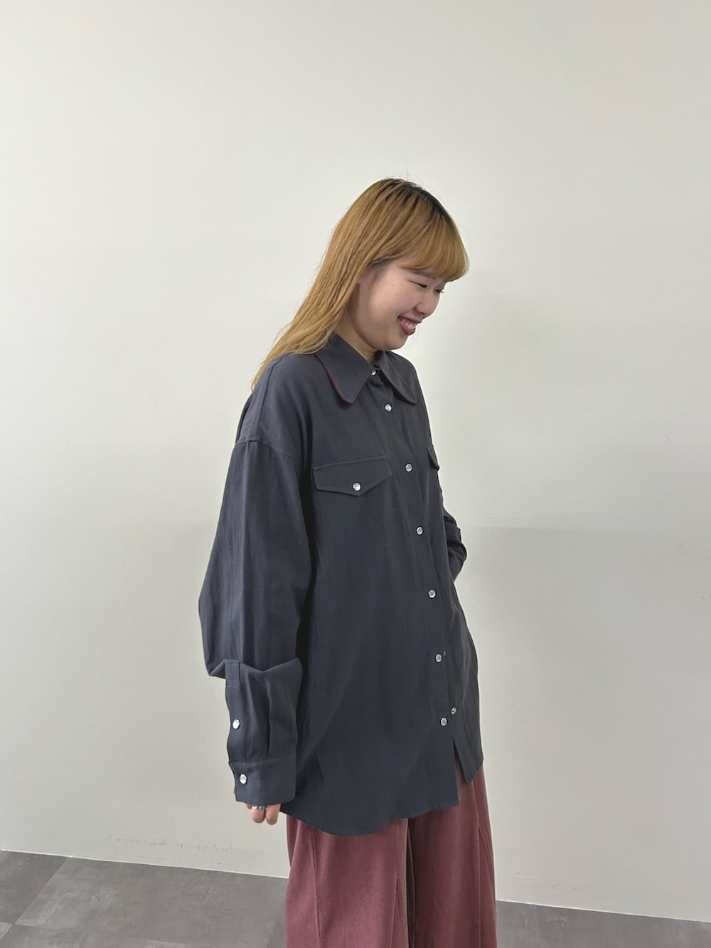 グレー系のシャツ/ブラウス、ピンク系のその他パンツを着用したレディースの秋コーディネートの4枚目の写真