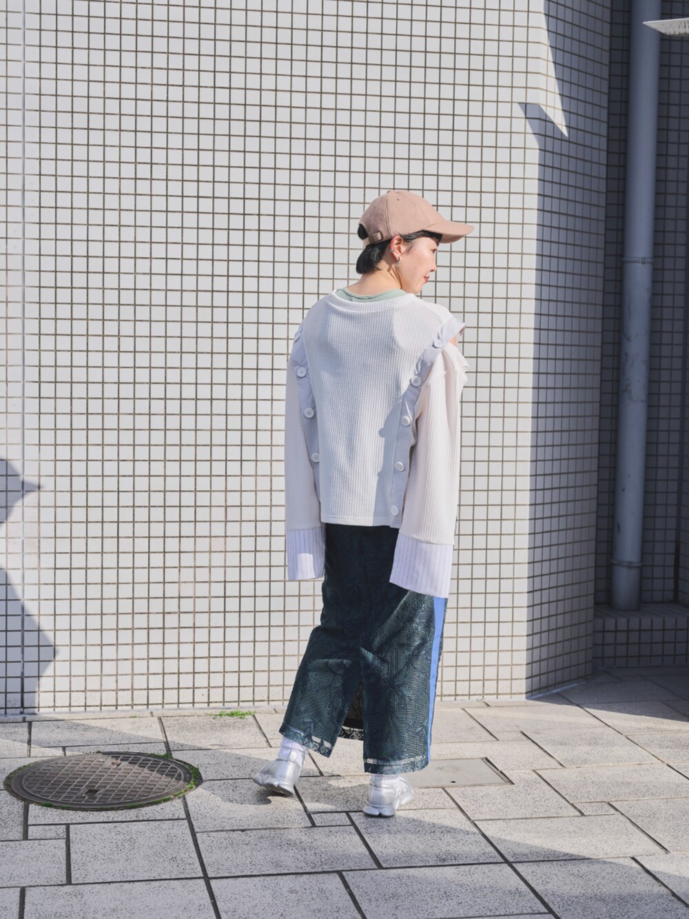 グリーン系のスカートを着用したレディースの春コーディネートの2枚目の写真