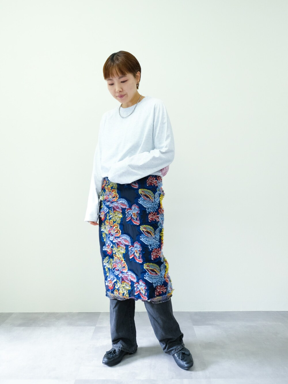 ホワイト系のTシャツ/カットソーを着用したレディースの秋コーディネートの3枚目の写真