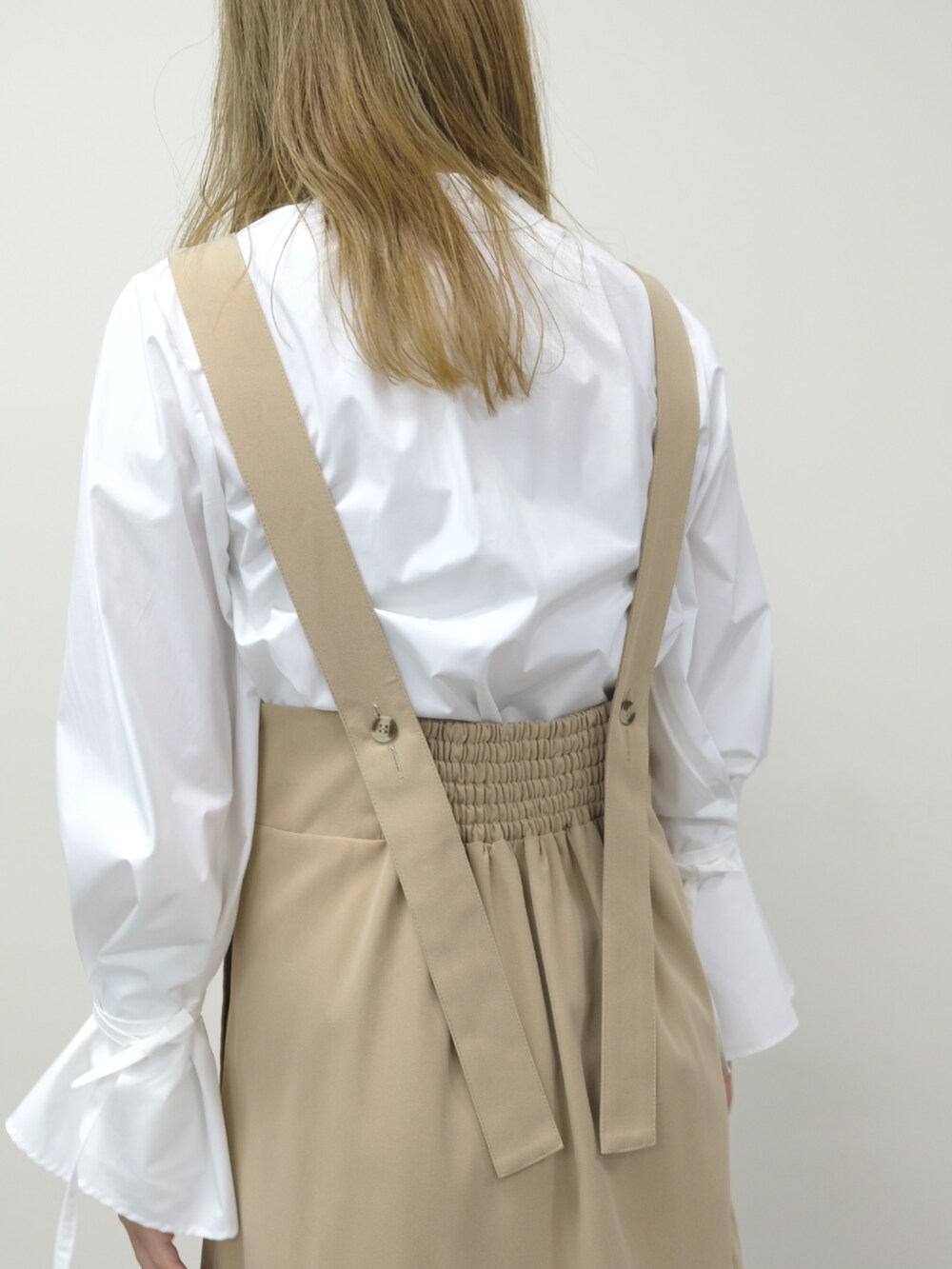 ホワイト系のシャツ/ブラウス、ベージュ系のスカートを着用したレディースの秋コーディネートの3枚目の写真