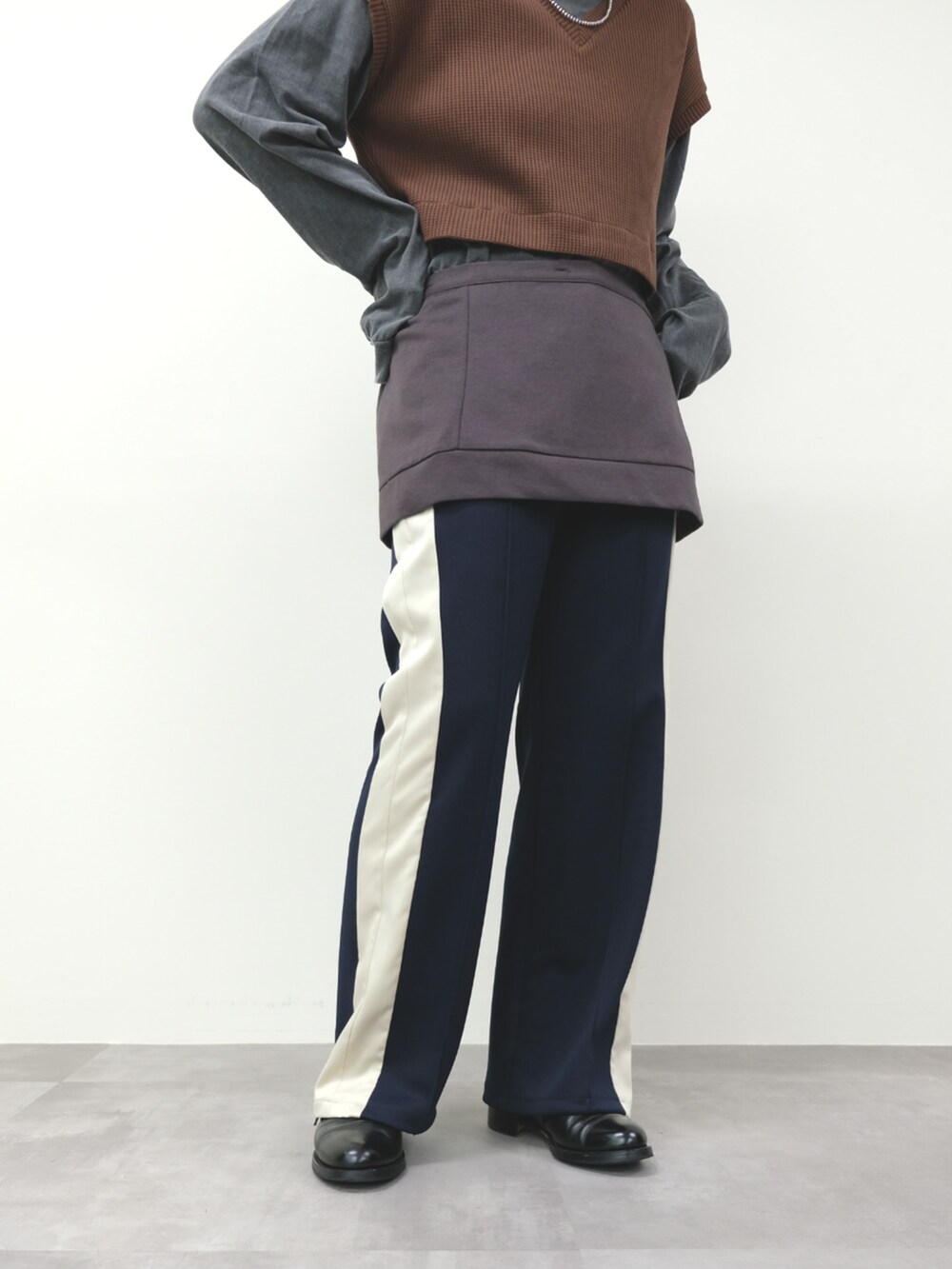 ブラウン系のベスト、ブルー系のその他パンツを着用したレディースの秋コーディネートの3枚目の写真