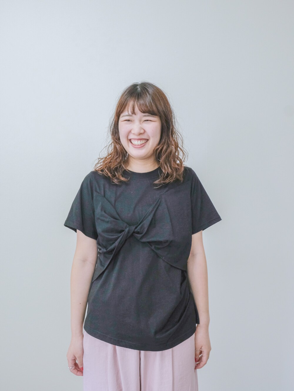 ブラック系のTシャツ/カットソー、ピンク系のその他パンツを着用したレディースの夏コーディネートの2枚目の写真