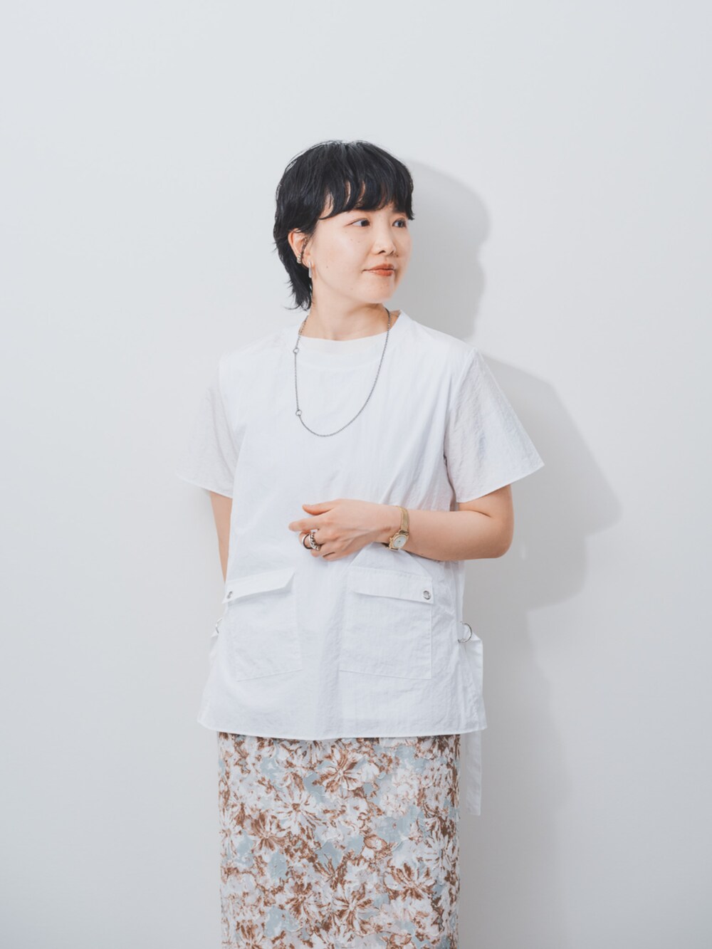 ホワイト系のシャツ/ブラウスを着用したレディースの夏コーディネートの2枚目の写真