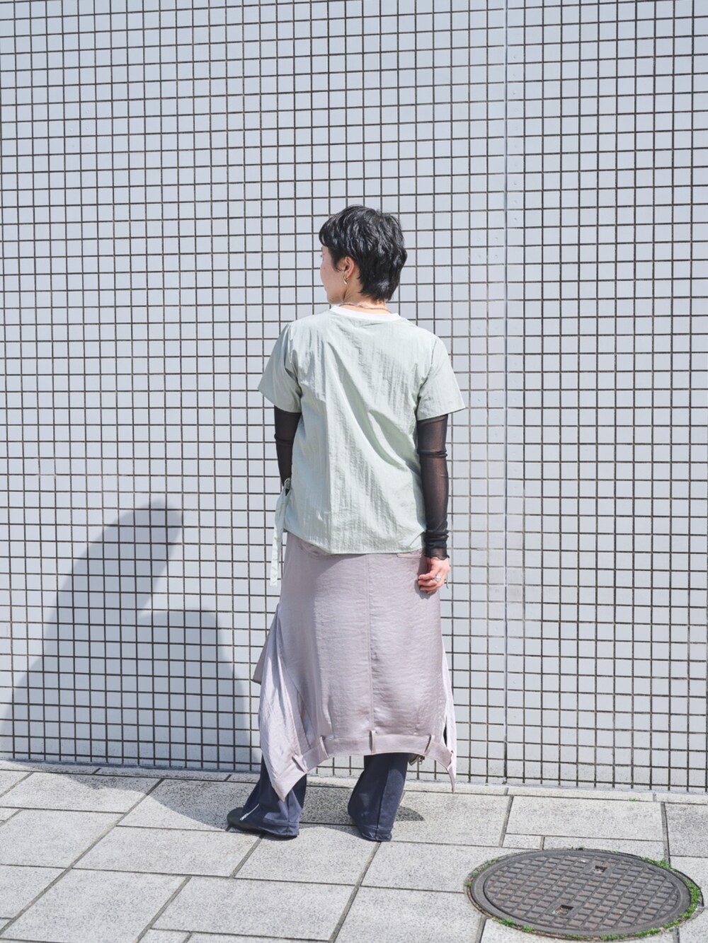 グリーン系のシャツ/ブラウスを着用したレディースの春コーディネートの2枚目の写真