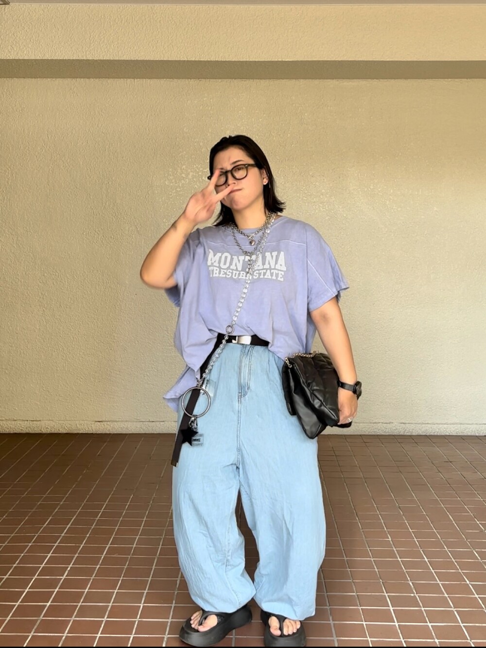 グレー系のその他パンツ、パープル系のTシャツ/カットソー、シルバー系のスマホケース/カバーを着用したレディースの夏コーディネートの2枚目の写真