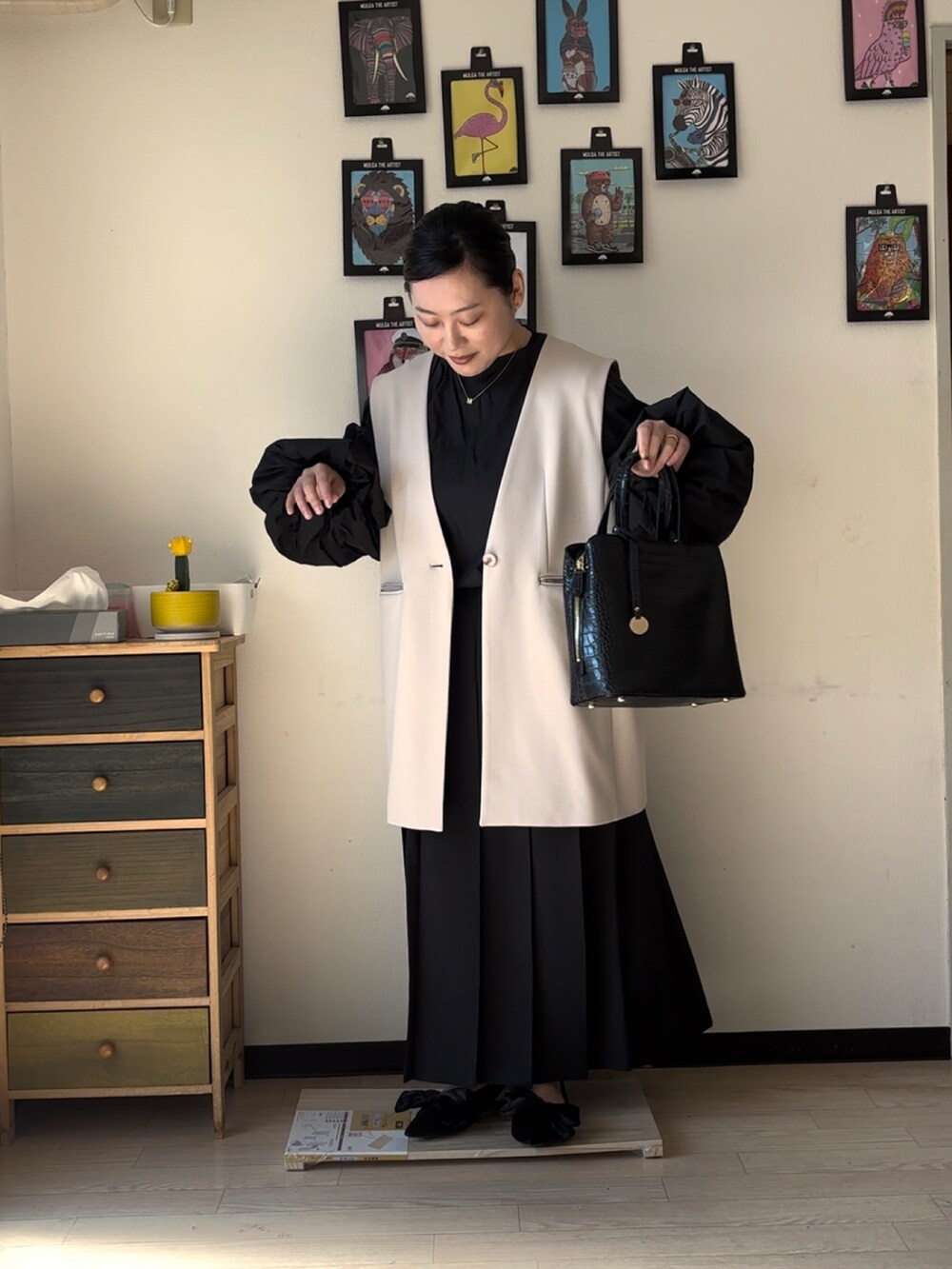 ベージュ系のスーツベスト、ブラック系のシャツ/ブラウス、ブラック系のスカートを着用したレディースの冬コーディネートの2枚目の写真