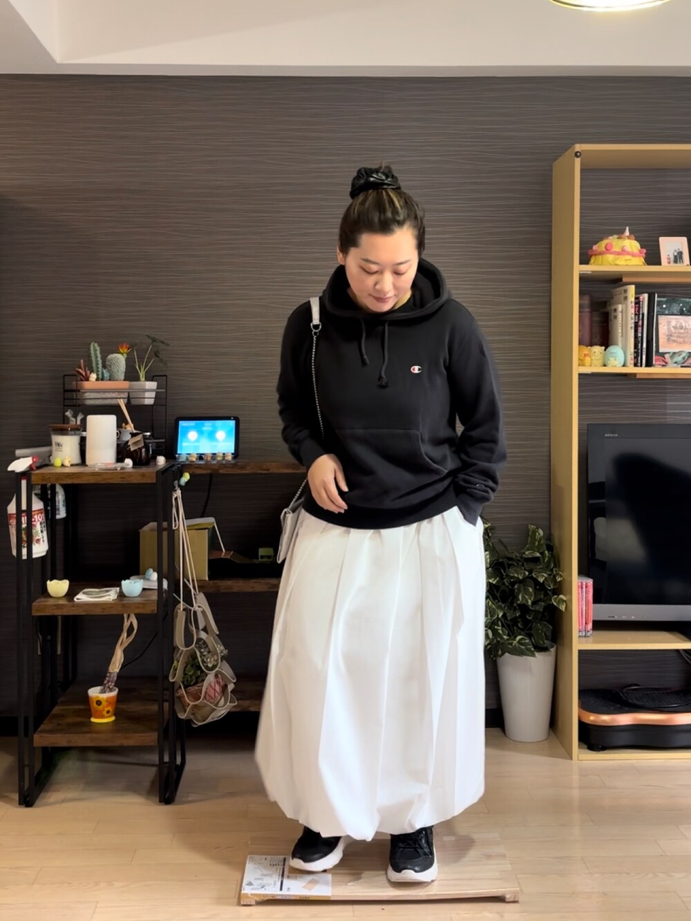 「スニーカー、スポーツミックス、春コーデ、春カラー、キレイめカジュアル、バルーンスカート、ぽっちゃり、プラスサイズ」｜「GUのアイテム（スカート、ホワイト系）」を使った、真波(Manami)さん（骨格ストレート・レディース・153cm）の春コーディネートの2枚目の写真