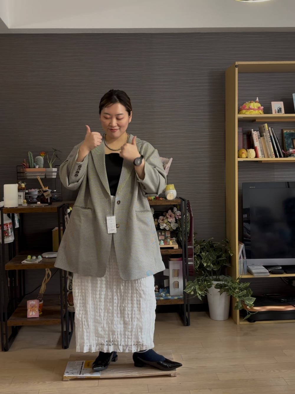 「ジャケット、ジャケットスタイル、ジャケットコーデ、レーススカート、春コーデ、春服、プラスサイズ、ぽっちゃり、ぽっちゃりコーデ」｜「GEVS.のガンクラブチェックオーバーサイズジャケット＜大きいサイズ有＞GEVS.（テーラードジャケット、ベージュ系）」を使った、真波(Manami)さん（骨格ストレート・レディース・153cm）の春コーディネートの2枚目の写真