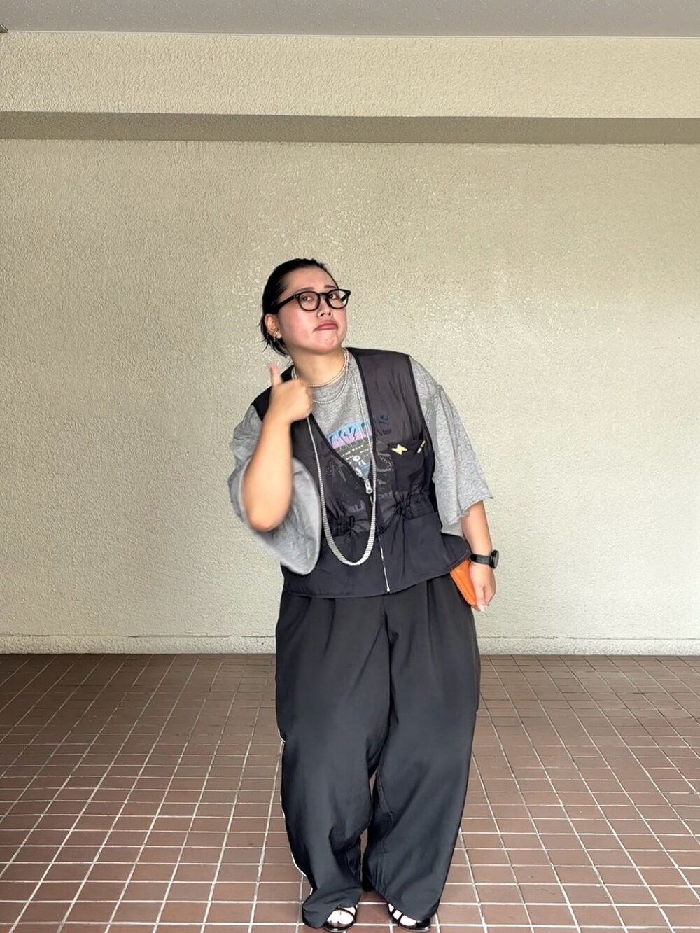 ブラック系のその他パンツ、ブラック系のベスト、グレー系のTシャツ/カットソーを着用したレディースの夏コーディネートの3枚目の写真