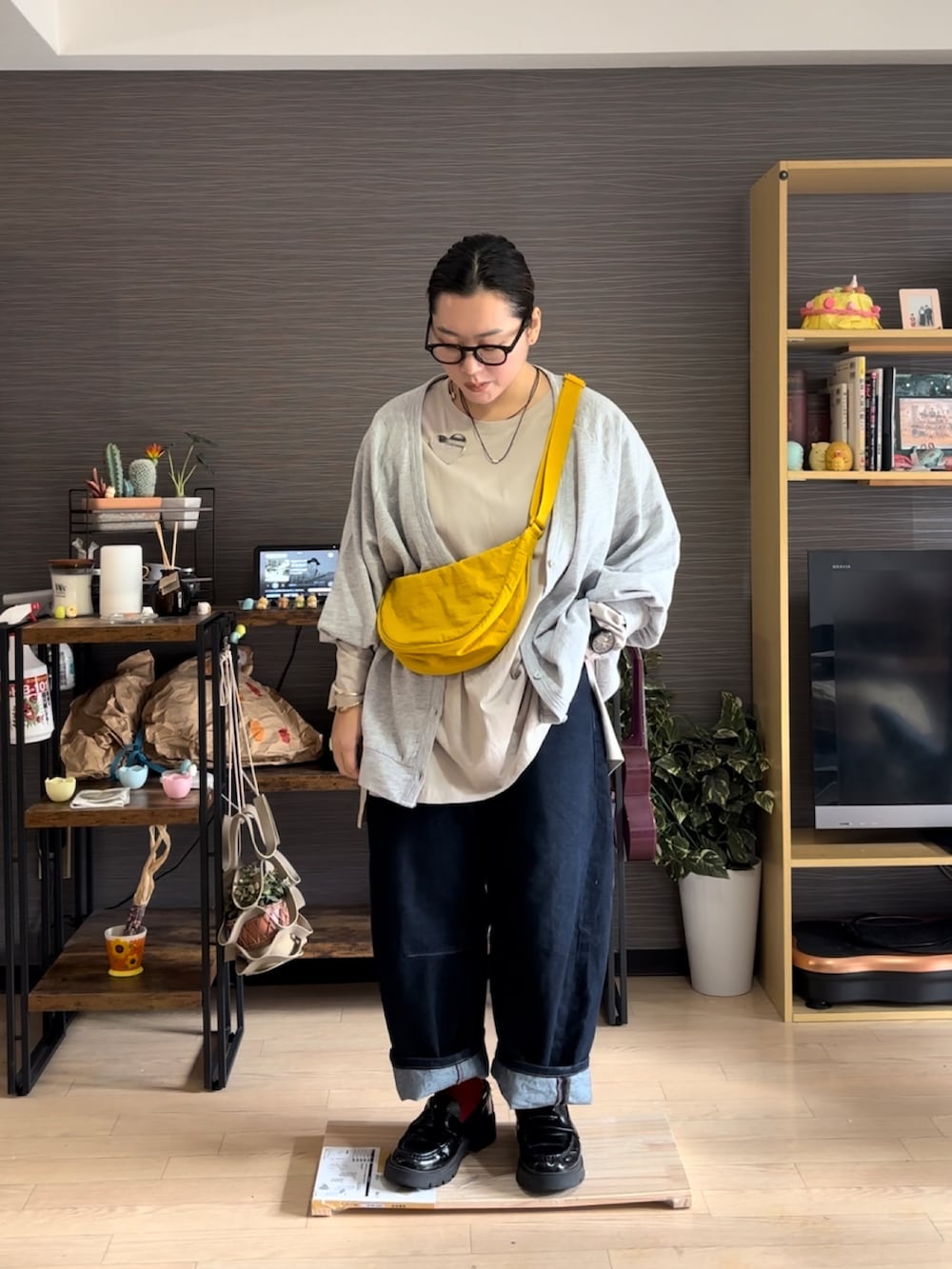 「春コーデ、春服、デニム、デニムパンツ、ローファー、カーディガン」｜「GUのアイテム（デニムパンツ、ブラック系）」を使った、真波(Manami)さん（骨格ストレート・レディース・153cm）の春コーディネートの2枚目の写真