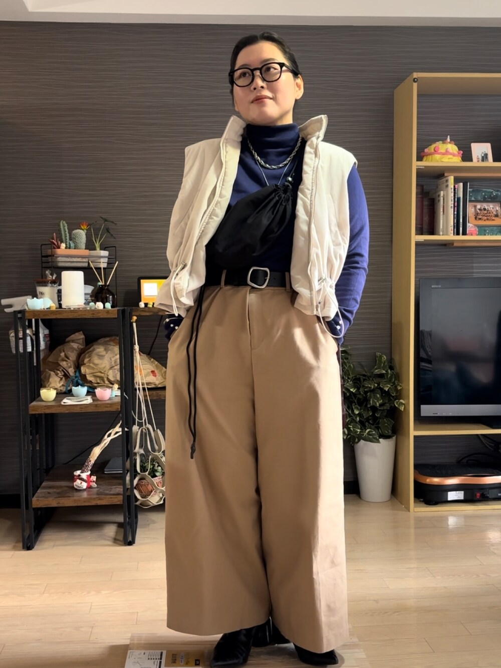 「冬コーデ、おでかけコーデ、大人女子、ネイビー、チノパン、シンプルコーデ、ゆるコーデ、冬のコーデ、パンツスタイル、ショルダーバッグ、30代コーデ、パンツコーデ、オトナ女子、冬、ぽっちゃりコーデ」｜「UNIQLOのアイテム（チノパンツ、ベージュ系）」を使った、真波(Manami)さん（骨格ストレート・レディース・153cm）の冬コーディネートの2枚目の写真