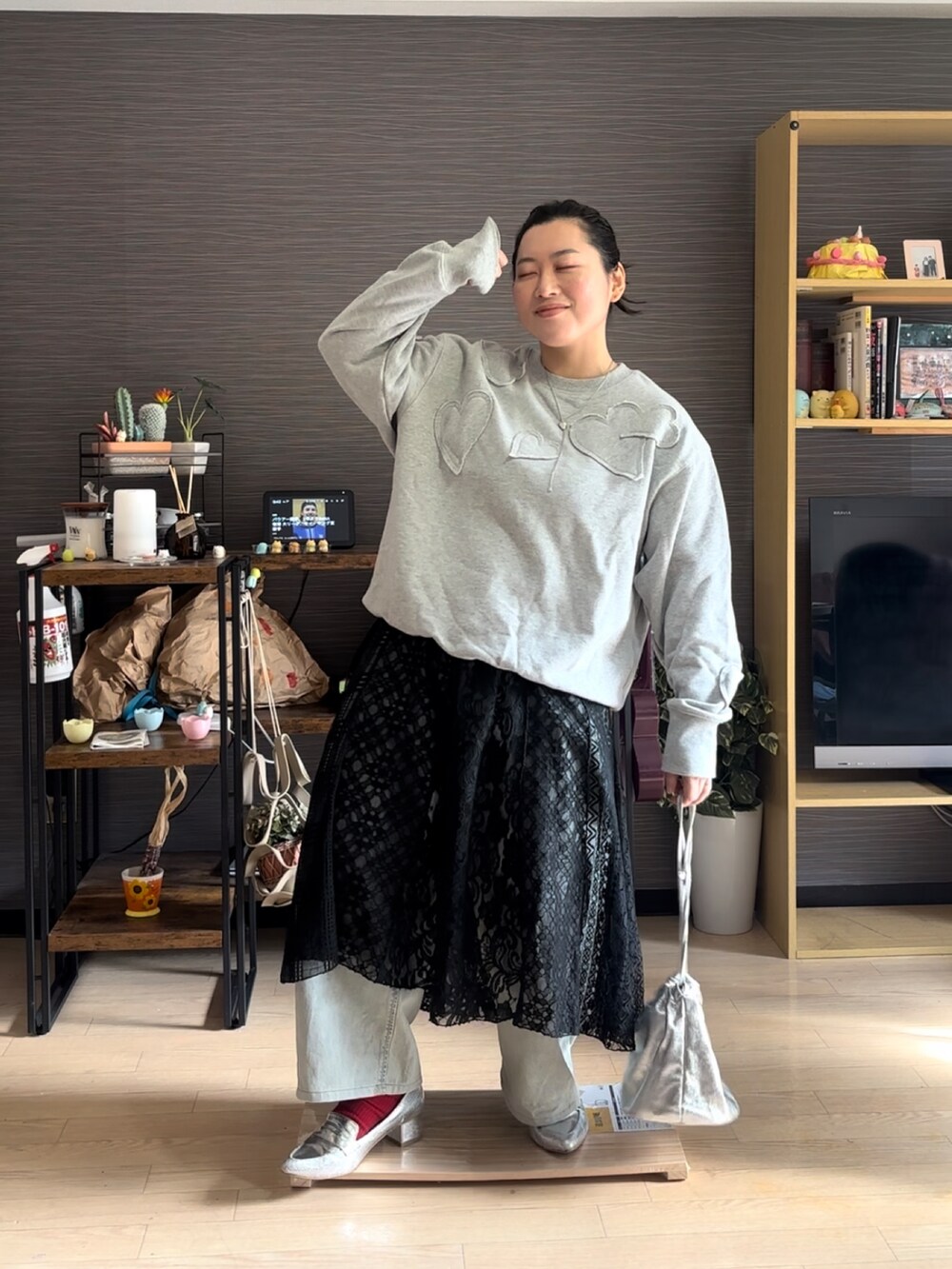 「レイヤードスタイル、チュールスカート、トレーナー、シルバーシューズ、春コーデ、春服」｜「GEVS.のレースパッチワークロングスカート(ペチスカート付) ＜大きいサイズ有＞GEVS.（スカート、ブラック系）」を使った、真波(Manami)さん（骨格ストレート・レディース・153cm）の冬コーディネートの2枚目の写真