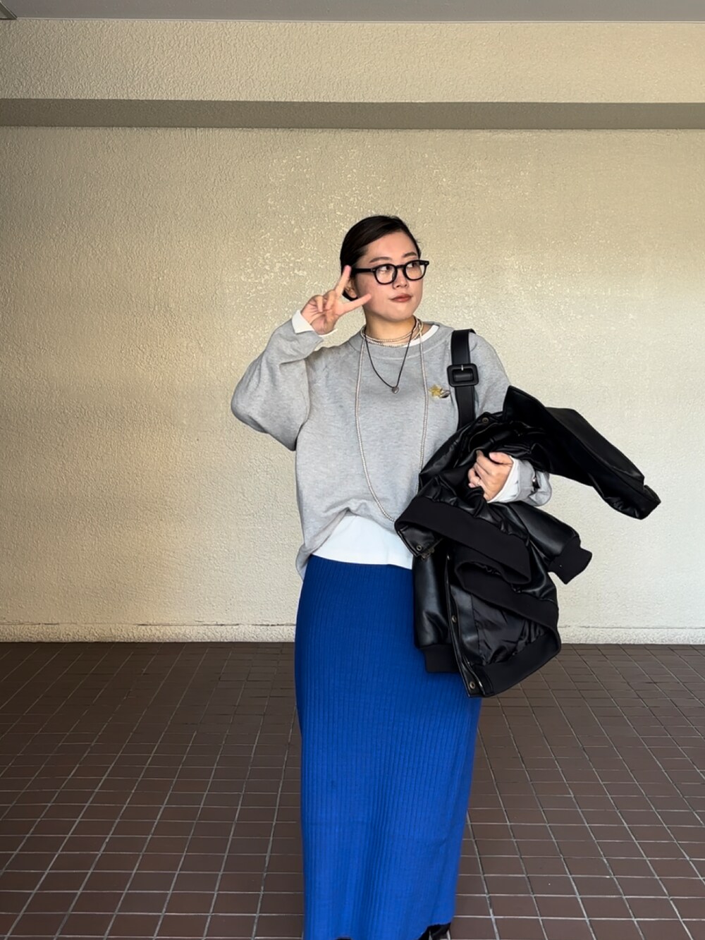 「アウター、レザージャケット、タイトスカート、グレーコーデ、ブルーコーデ、メガネ女子、冬コーデ、大人コーデ、オトナカジュアル、オトナカワイイ、休日スタイル、きれいめコーデ、大人女子、スカートスタイル、低身長女子」｜「GUのアイテム（バッグ、ブラック系）」を使った、真波(Manami)さん（骨格ストレート・レディース・153cm）の冬コーディネートの4枚目の写真