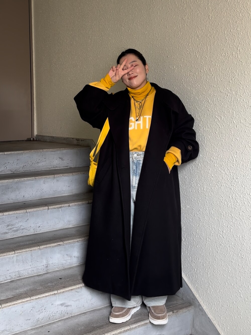 「イエロー、イエローコーデ、デニムパンツ、ロングコート、コート、冬服、デイリーカジュアル、リラックススタイル、パンツスタイル、カジュアルコーデ」｜「studio CLIPの【kazumiさんコラボ】撥水モカシンショートブーツ（ブーツ、ベージュ系）」を使った、真波(Manami)さん（骨格ストレート・レディース・153cm）の冬コーディネートの2枚目の写真