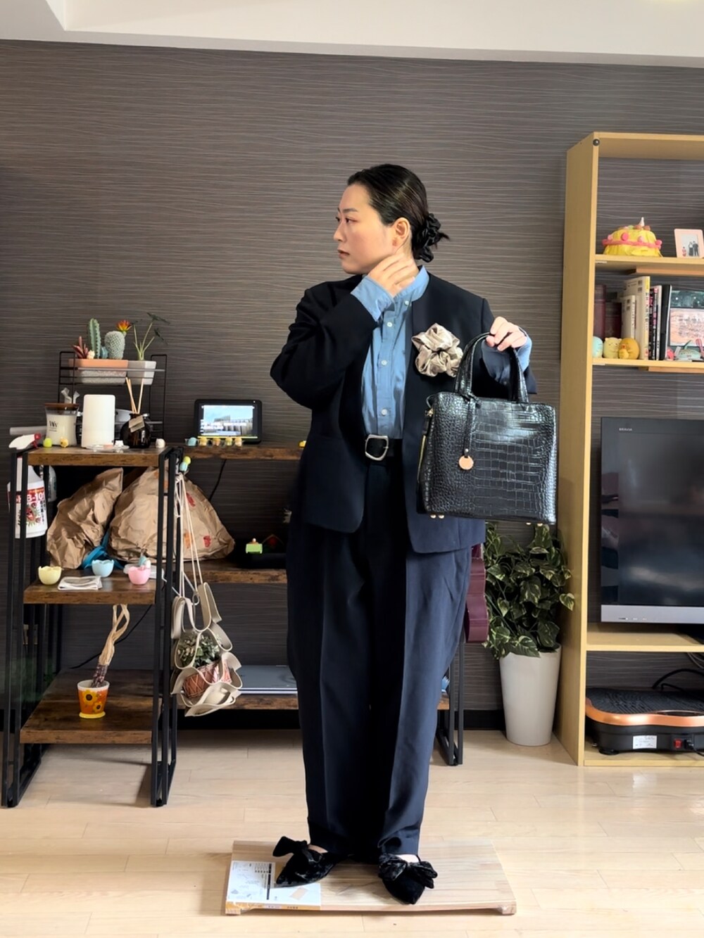 「オケージョン、オケージョンスタイル、卒業式、卒業式コーデ、入学式、入学式コーデ、入学式・卒業式、スーツスタイル、スーツ」｜「u plumeのアイテム（スーツセット、ブルー系）」を使った、真波(Manami)さん（骨格ストレート・レディース・153cm）の冬コーディネートの2枚目の写真