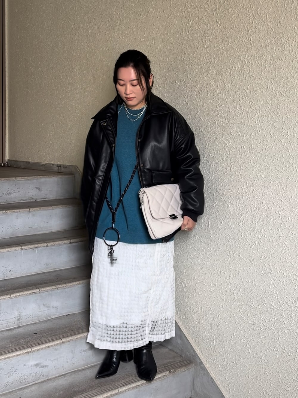 「冬コーデ、おでかけコーデ、大人女子、冬のコーデ、スカート、タイトスカート、レーススカート、ラフコーデ、ラフ、30代コーデ、オトナ女子、冬、ぽっちゃりコーデ、低身長、低身長コーデ」｜「JEANASISのポインテッドショートブーツ/975565（ブーツ、ブラック系）」を使った、真波(Manami)さん（骨格ストレート・レディース・153cm）の冬コーディネートの3枚目の写真