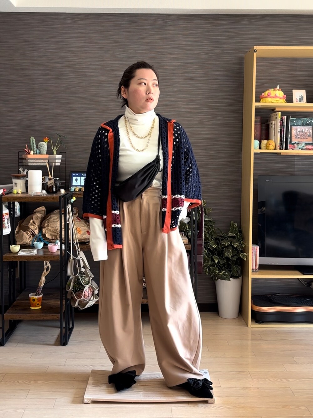 「春コーデ、春服、カーゴパンツ、透かし編みニット」｜「niko and...のアイテム（パンツ、ベージュ系）」を使った、真波(Manami)さん（骨格ストレート・レディース・153cm）の春コーディネートの2枚目の写真
