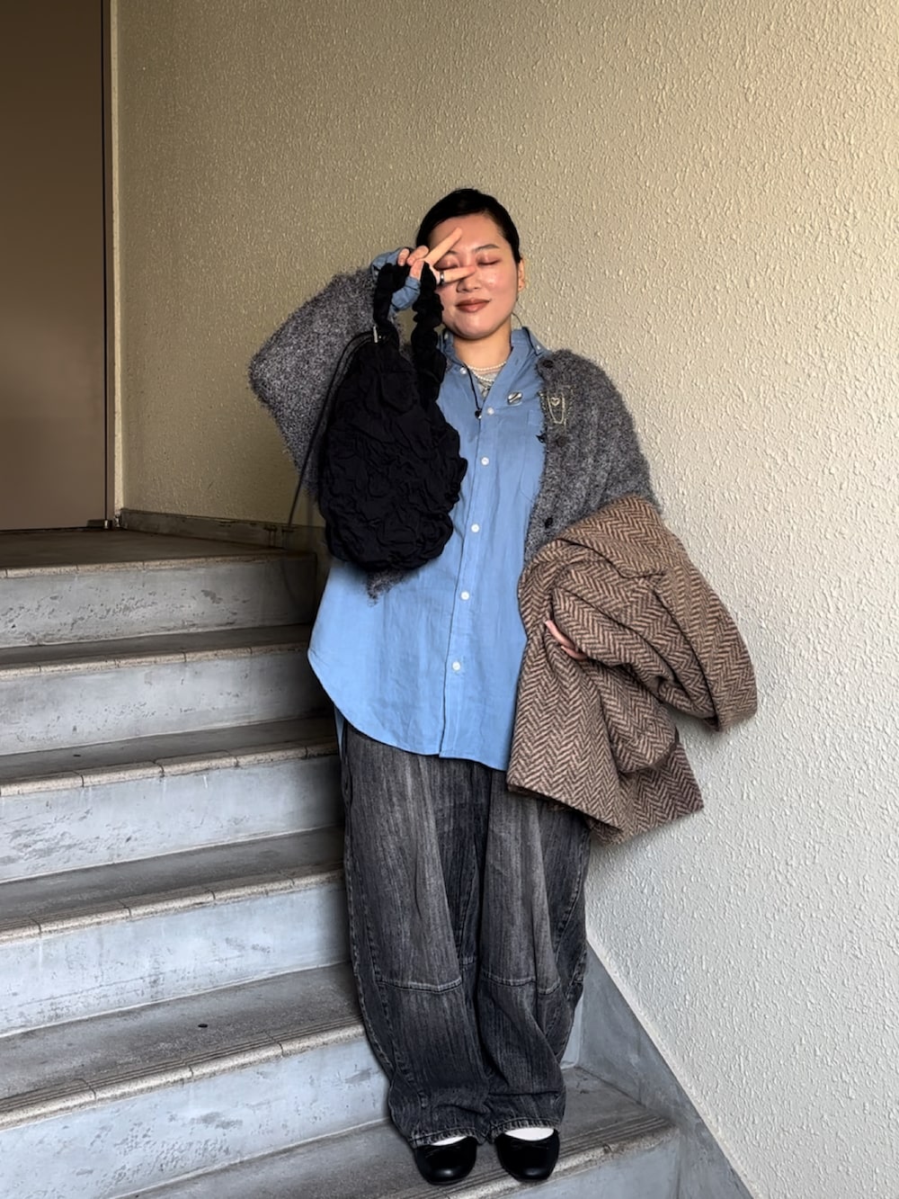 「デニムパンツ、デニム、レイヤードスタイル、レイヤード、シャツスタイル、シャツ、ミュール」｜「BEVERLY HILLS POLO CLUBのBEVERLY HILLS POLO CLUB/ビバリーヒルズポロクラブ オーバーサイズ コットンリネン/綿麻 ワンポイント刺繍 ボタンダウンシャツ/長袖シャツ レディース メンズ（シャツ/ブラウス、ブルー系）」を使った、真波(Manami)さん（骨格ストレート・レディース・153cm）の冬コーディネートの3枚目の写真