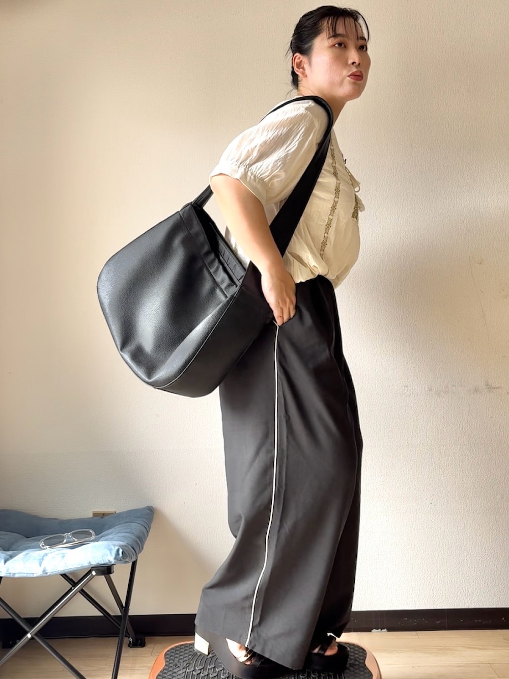 「きれいめカジュアル、カジュアルスタイル、夏、大人かわいい、低身長コーデ、ゆるコーデ、ブラック、お洒落さんとつながりたい、キレイめ、低身長女子、パンツスタイル、黒、ウエストゴム、キレイめカジュアル、ぽっちゃり」｜「LAKOLEの【接触冷感】サイドラインイージーパンツ / 116596（その他パンツ、ブラック系）」を使った、真波(Manami)さん（レディース・153cm）の夏コーディネートの2枚目の写真