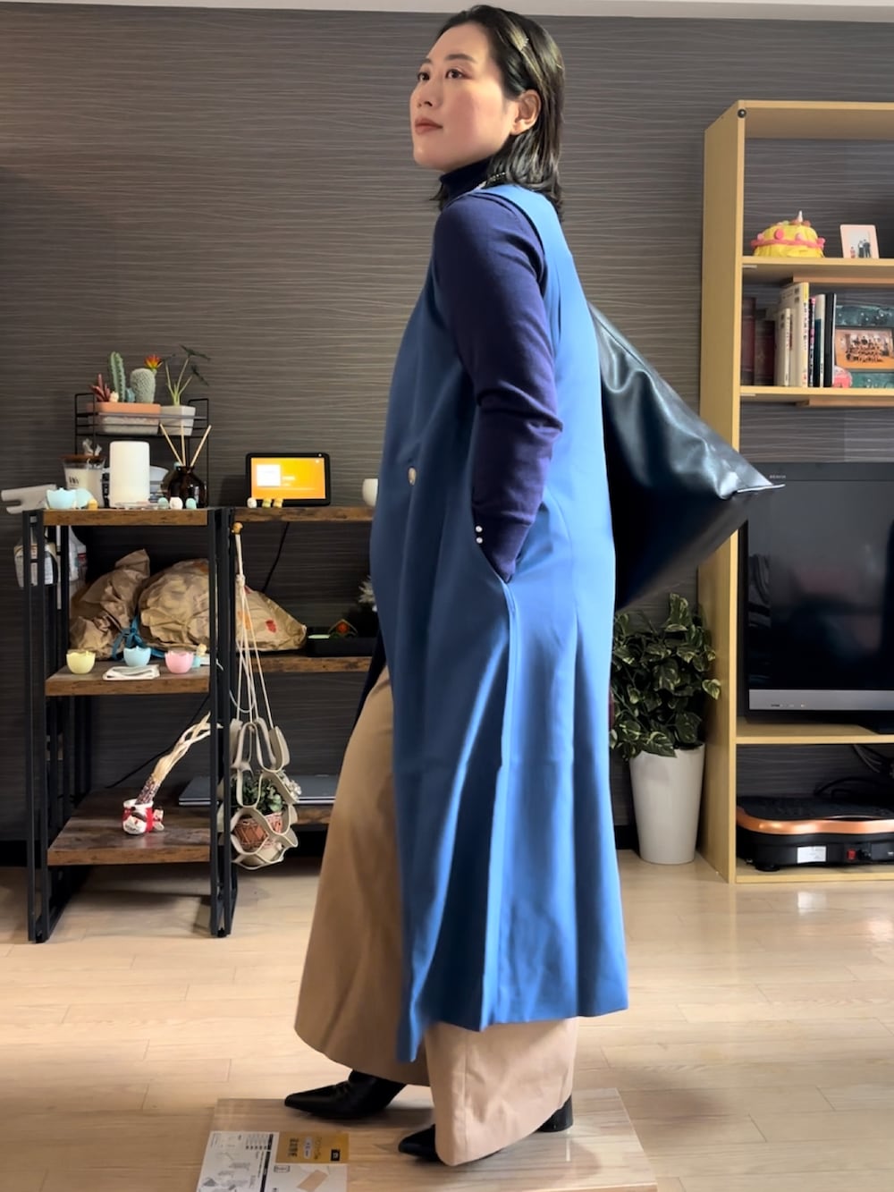 「冬コーデ、おでかけコーデ、大人女子、冬のコーデ、パンツスタイル、オトナ女子、パンツコーデ、オフィスカジュアル、30代コーデ、お呼ばれスタイル、ぽっちゃりコーデ、オフィススタイル、お呼ばれ、ロングジレ、ジレ」｜「JEANASISのポインテッドショートブーツ/975565（ブーツ、ブラック系）」を使った、真波(Manami)さん（骨格ストレート・レディース・153cm）の冬コーディネートの2枚目の写真