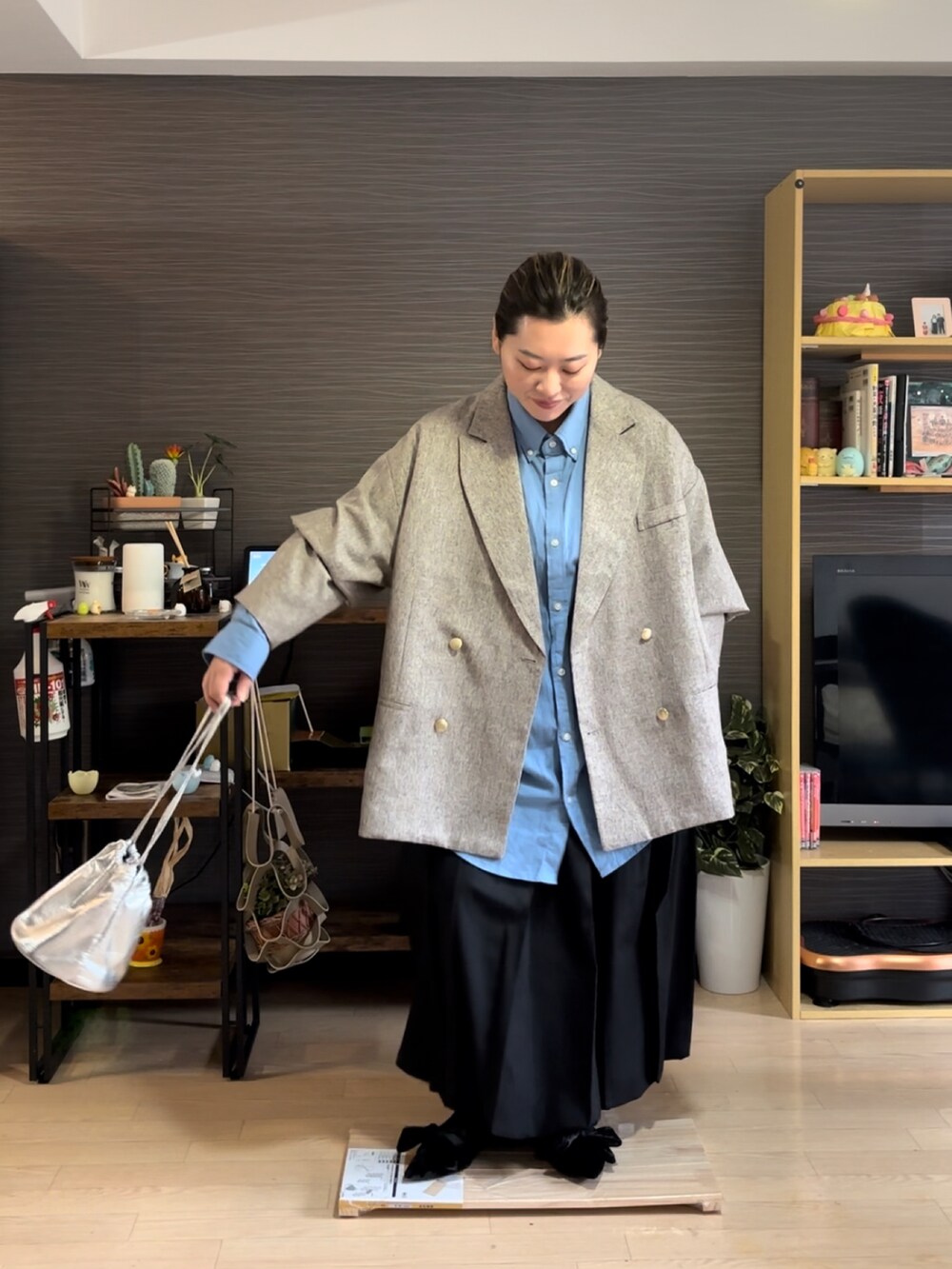 「春コーデ、春カラー、キレイめカジュアル、ジャケット、ジャケットスタイル、バルーンスカート、プラスサイズ、ぽっちゃり」｜「GUのアイテム（スカート、ブラック系）」を使った、真波(Manami)さん（骨格ストレート・レディース・153cm）の春コーディネートの2枚目の写真