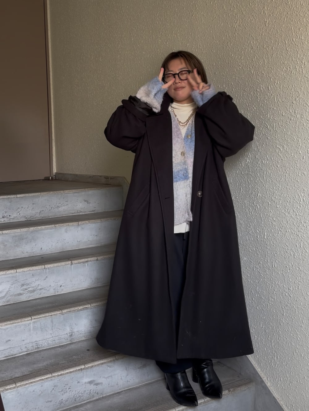 ピンク系のカーディガン/ボレロ、グレー系のスウェットパンツ、ブラック系のブーツを着用したレディースの春コーディネートの3枚目の写真