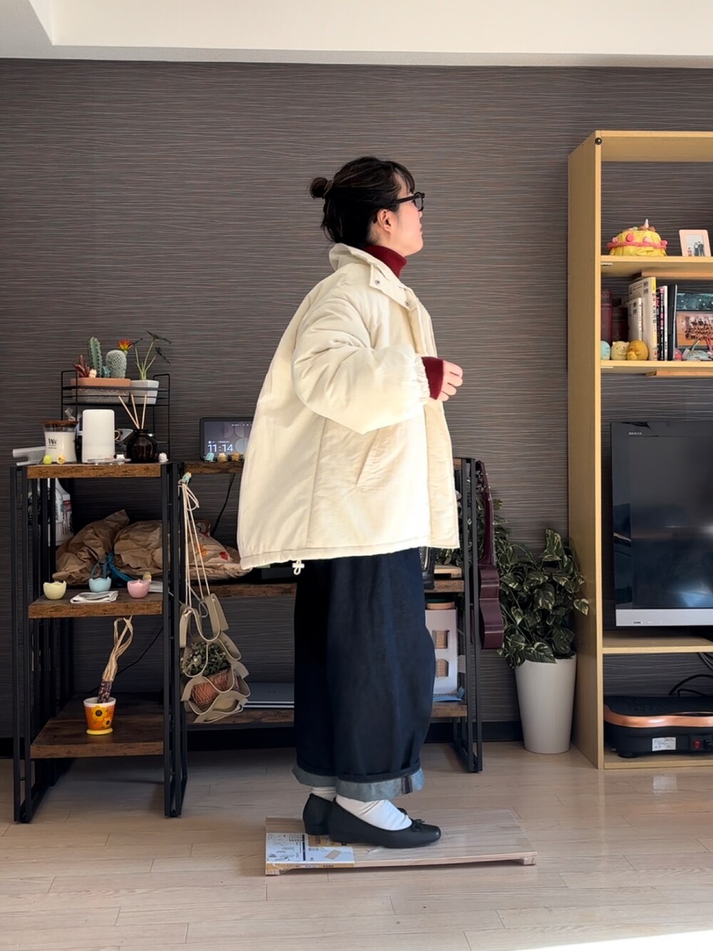 「デニムパンツ、デニムコーデ、差し色コーデ、差し色、差し色(赤)、ダウンジャケット、ダウンコート、バレエシューズ、白靴下」｜「GUのアイテム（デニムパンツ、ブルー系）」を使った、真波(Manami)さん（骨格ストレート・レディース・153cm）の冬コーディネートの2枚目の写真